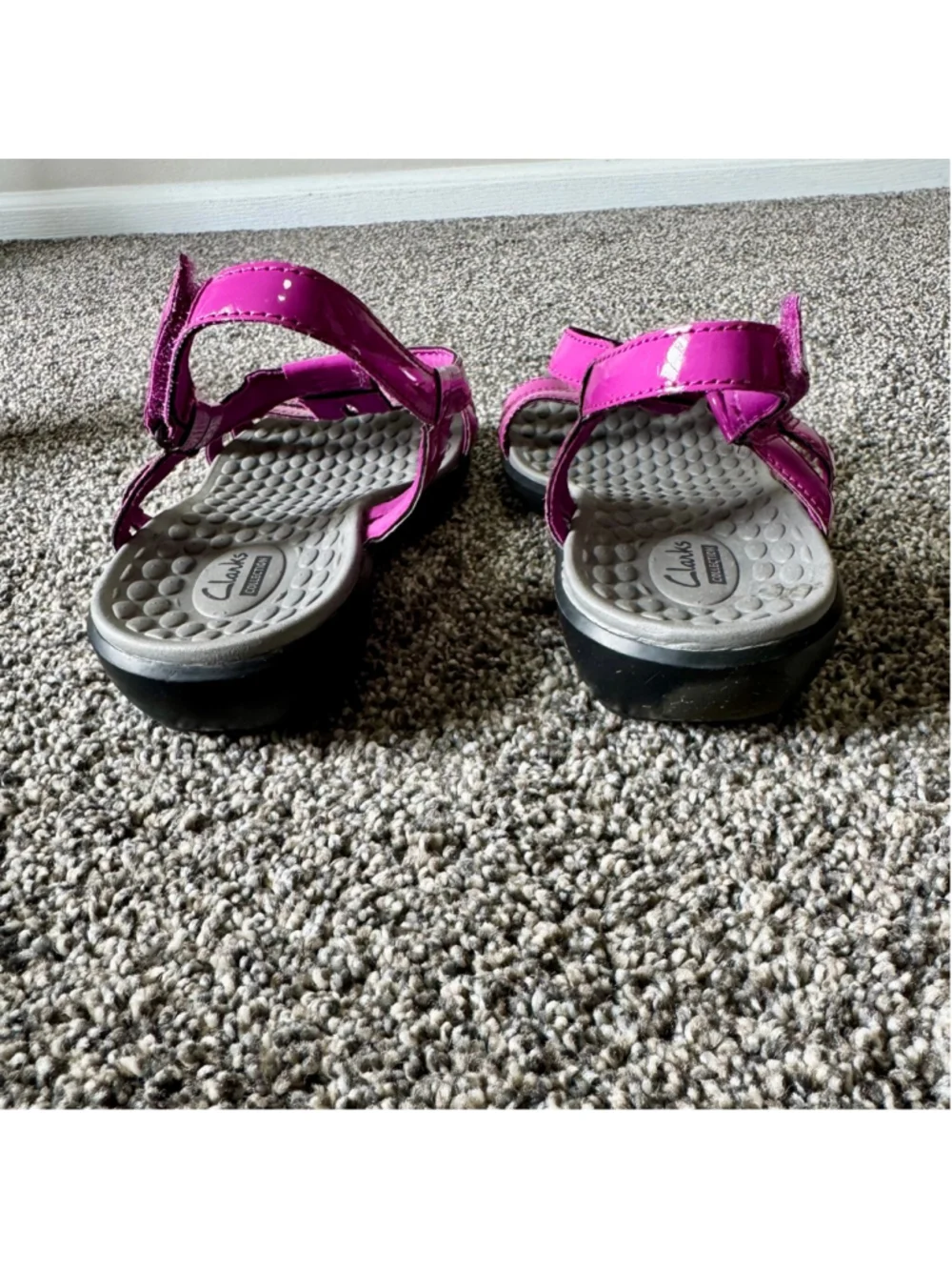 Women's Clarks Sonar Aster Patent T-Strap Sandals in Fuchsia Size 9
